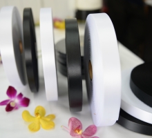 ỨNG DỤNG CỦA CHẤT LIỆU POLYESTER SATIN (SATIN) CHO IN NHÃN MÁC