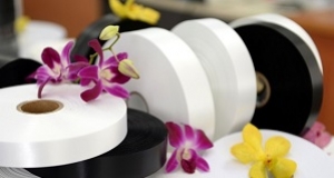 PS - CHẤT LIỆU IN NHÃN/MÁC POLYESTER SATIN - 2 MẶT BÓNG