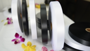 ỨNG DỤNG CỦA CHẤT LIỆU POLYESTER SATIN (SATIN) CHO IN NHÃN MÁC